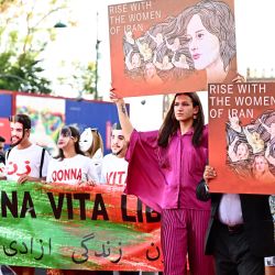 La gente se para en la alfombra roja con carteles y camisetas que dicen Mujer, Vida, Libertad en apoyo de las mujeres iraníes en el Lido de Venecia durante el 80º Festival de Cine de Venecia. | Foto:GABRIEL BOUYS / AFP