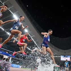 Los corredores compiten en la final masculina de 3.000 m con obstáculos durante la reunión de atletismo de la Liga Diamante de la IAAF en el estadio Egret de Xiamen, en la provincia oriental china de Fujian. | Foto:GREG BAKER / AFP