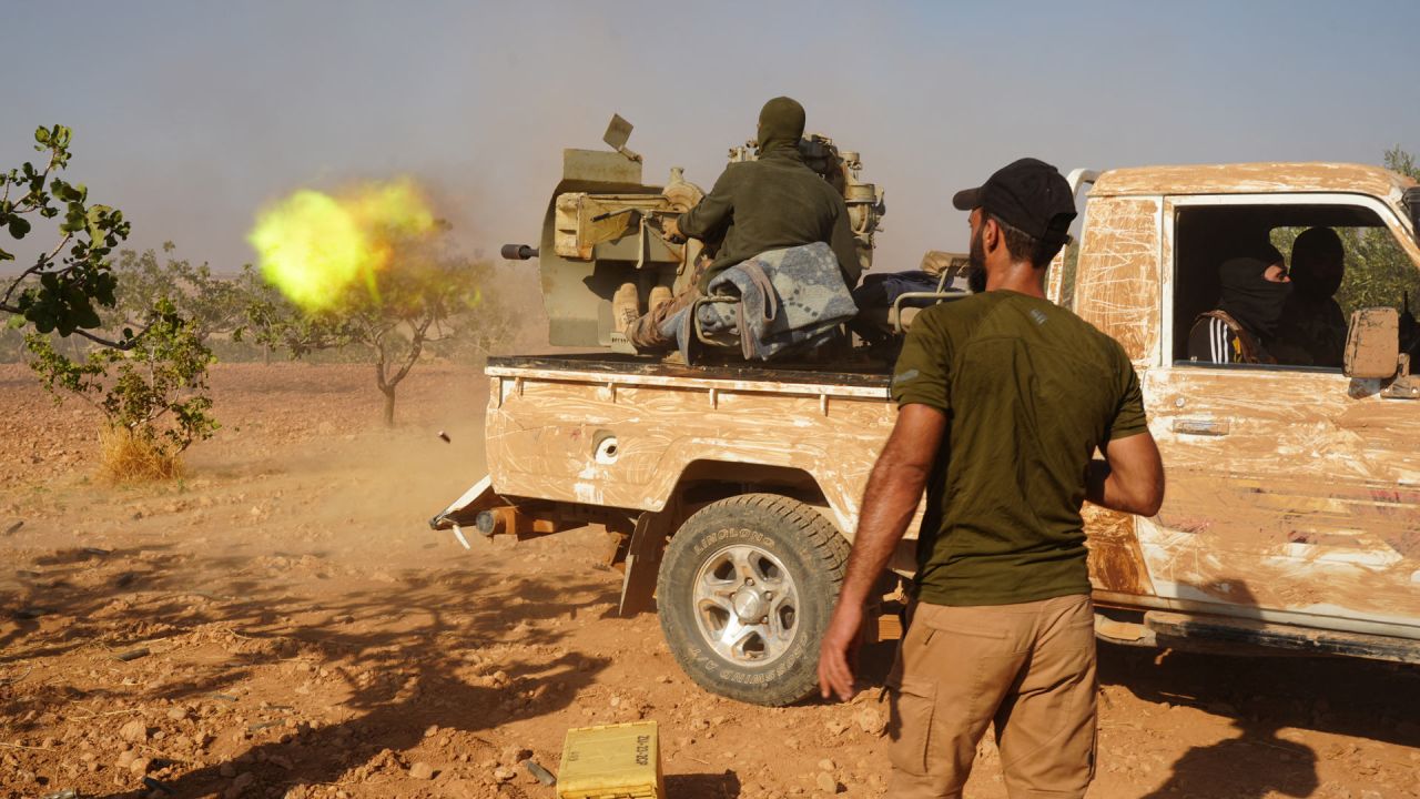 Los combatientes árabes sirios están posicionados en la línea del frente de Mahsali y Arab Hasan, en las afueras de Manbij, controladas por Turquía, en el noreste de Siria, mientras luchan con las Fuerzas Democráticas Sirias (SDF) lideradas por los kurdos. | Foto:Rami Al Dijo / AFP