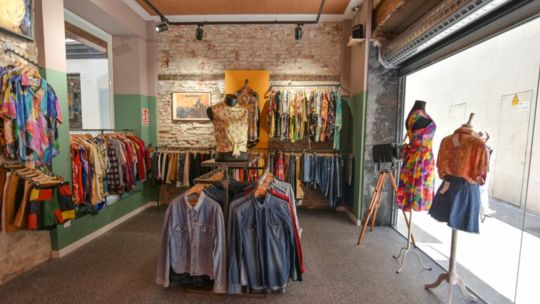 Tiendas de ropa vintage, el revivir de las ropa vieja