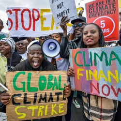 Activistas por el clima sostienen pancartas y corean eslóganes mientras participan en una marcha en Nairobi. Los activistas de diversas nacionalidades instaron a los delegados asistentes a la Cumbre del Clima de África en Nairobi a participar activamente en los debates para acelerar la eliminación progresiva de los combustibles fósiles. | Foto:Suleiman Mbatiah / AFP
