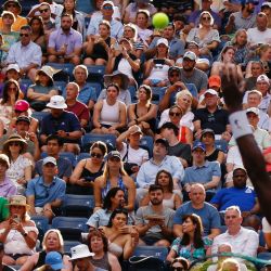Asistentes observan el saque del estadounidense Frances Tiafoe al australiano Rinky Hijikata durante el partido de octavos de final de individuales masculinos del US Open de tenis en el USTA Billie Jean King National Tennis Center de Nueva York. | Foto:KENA BETANCUR / AFP