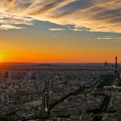 Esta fotografía tomada desde la Torre Montparnasse muestra un skyline de París durante la puesta de sol. | Foto:MIGUEL MEDINA / AFP