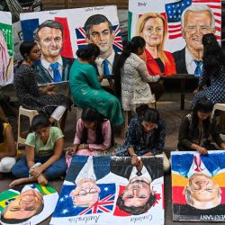 Estudiantes trabajan en pinturas de líderes mundiales en una escuela de arte en Mumbai, antes de la cumbre de dos días del G20 en Nueva Delhi, India. | Foto:PUNIT PARANJPE / AFP