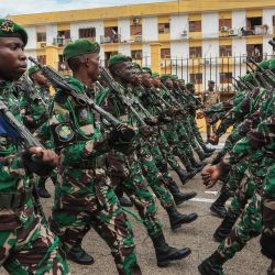 Miembros de la Guardia Republicana participan en el desfile militar en honor del general Brice Oligui Nguema, investido presidente interino de Gabón, en Libreville. | Foto:AFP