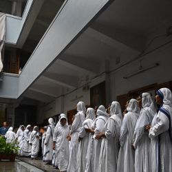 Monjas de las Misioneras de la Caridad asisten a una oración especial con motivo del "Día de la Fiesta" para conmemorar el aniversario de la muerte de la Madre Teresa en la Casa Madre de Calcuta. | Foto:DIBYANGSHU SARKAR / AFP