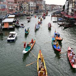 Remeros participan en la Regata Histórica anual de góndolas y botes en el Gran Canal de Venecia. | Foto:GABRIEL BOUYS / AFP