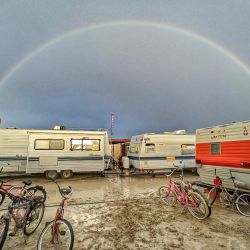 Esta imagen facilitada por cortesía de Josh Lease muestra un doble arco iris sobre las inundaciones en una llanura desértica, después de que las fuertes lluvias convirtieran el lugar del festival anual Burning Man, en el desierto de Black Rock de Nevada, en un lodazal. | Foto:Josh Lease / UGC / AFP