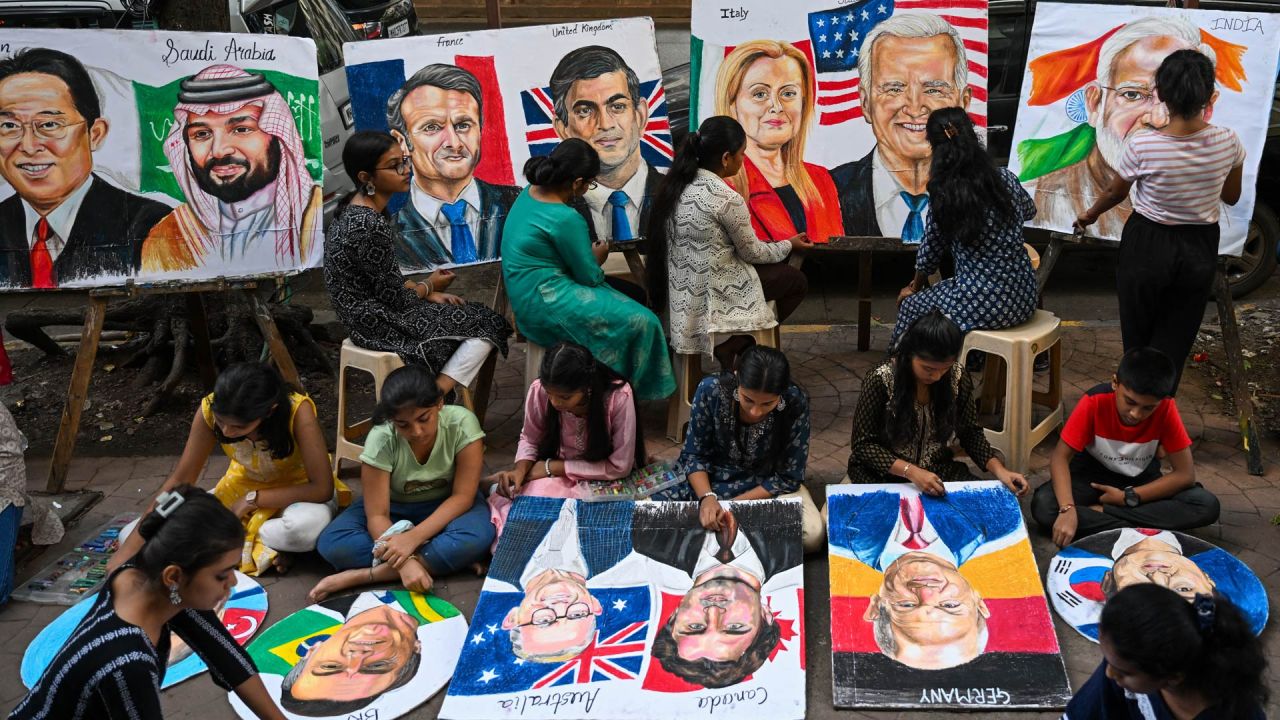 Estudiantes trabajan en pinturas de líderes mundiales en una escuela de arte en Mumbai, antes de la cumbre de dos días del G20 en Nueva Delhi, India. | Foto:PUNIT PARANJPE / AFP