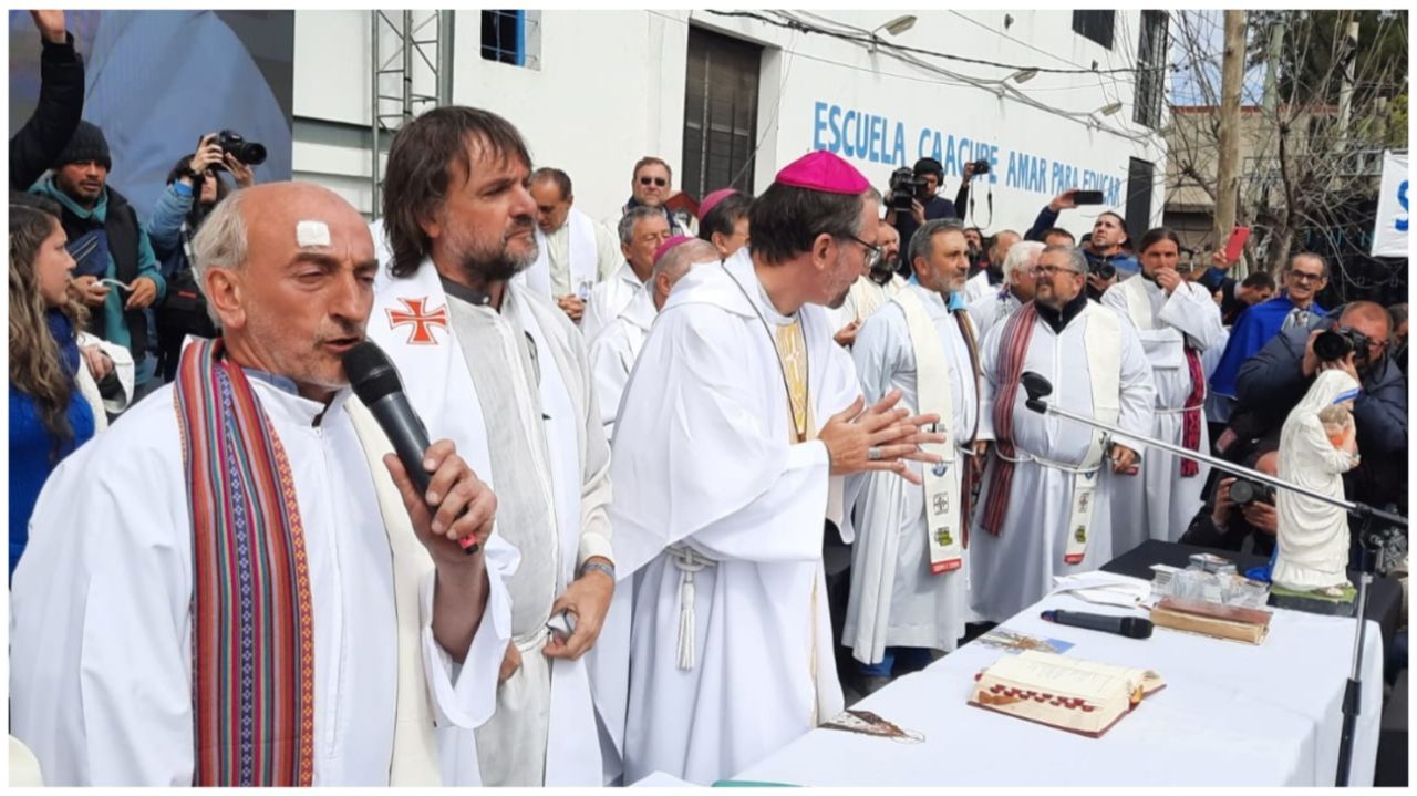 Curas de barrios populares realizaron una masiva misa en desagravio del  Papa Francisco y con duras críticas a Milei | Perfil