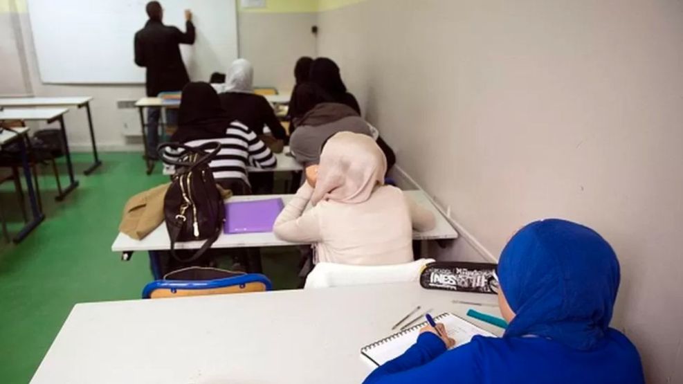 A pesar de la prohibición, casi 300 niñas asistieron a colegios franceses vistiendo la abaya, la larga túnica musulmana