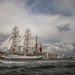 El velero portugués “Sagres” navega por el río Tajo al inicio de la segunda y última regata de las Tall Ships Races Magellan-Elcano, en Lisboa. | Foto:PATRICIA DE MELO MOREIRA / AFP