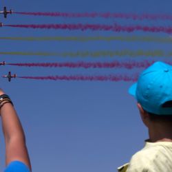 Imagen de espectadores observando la presentación de aviones españoles durante un espectáculo aéreo en la Base Aérea de Tanagra, a unos 70 kilómetros en el norte de Atenas, Grecia. | Foto:Xinhua/Marios Lolos