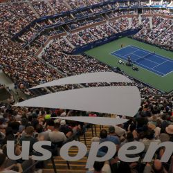 Los asistentes observan cómo el estadounidense Taylor Fritz se enfrenta al serbio Novak Djokovic durante el partido de cuartos de final del torneo de tenis del Abierto de Estados Unidos en el Centro Nacional de Tenis Billie Jean King de la USTA en la ciudad de Nueva York. | Foto:KENA BETANCUR / AFP