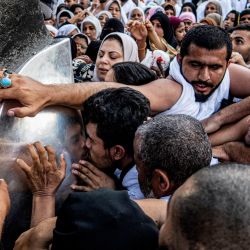 Los fieles musulmanes se acercan para besar y tocar Hajar al-Aswad ("Piedra Negra"), una roca situada en la esquina oriental de la Kaaba que se cree que es la única pieza que queda de un altar construido por el patriarca Abraham, en la Gran Mezquita en la ciudad santa de La Meca en Arabia Saudita. | Foto:Sameer Al-Doumy / AFP