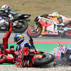 Los pilotos caen durante la carrera de MotoGP del Gran Premio de Moto de Cataluña en el Circuito de Cataluña en Montmeló, en las afueras de Barcelona. | Foto:Josep Lago / AFP