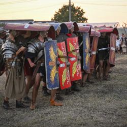 Recreadores con equipo militar del Imperio Romano realizan un combate en el 'Romula Fest', un festival de recreación histórica en la aldea de Resca, Rumania. | Foto:DANIEL MIHAILESCU / AFP