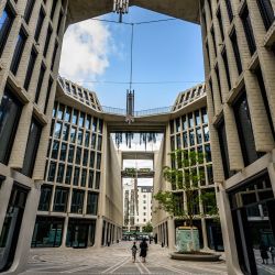 Vista del complejo urbano 'Am Tacheles', nueva construcción que incluye el nuevo museo Fotografiska, ubicado en el antiguo edificio Tacheles, en Berlín. | Foto:JOHN MACDOUGALL / AFP