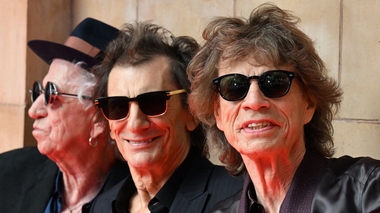 Keith Richards, Ron Wood y Mick Jagger de la legendaria banda de rock británica The Rolling Stones posan cuando llegan para asistir a un evento de lanzamiento de su nuevo álbum, 'Hackney Diamonds' en Hackney Empire en Londres, su primer álbum de material original desde 2005. | Foto:DANIEL LEAL / AFP