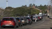 URUGUAY-ARGENTINA-ECONOMÍA-MONEDA Una pareja uruguaya organiza sus compras en su automóvil en Concordia, Entre Ríos, Argentina 20230906
