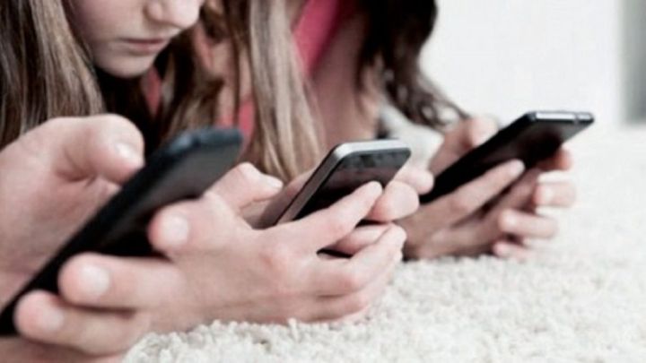 China quiere limitar el uso de celulares en jóvenes a dos horas por día.