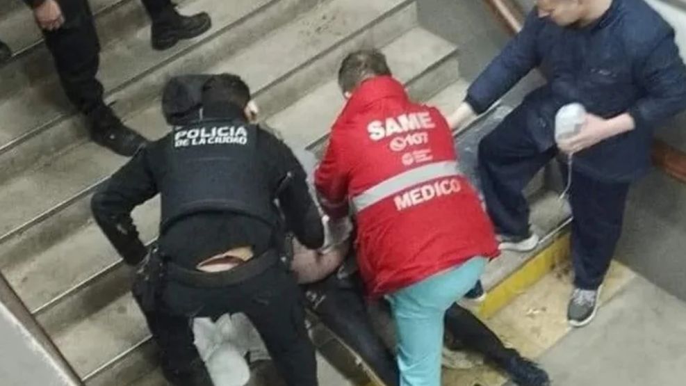 Hombre apuñalado en la estación de tren de Palermo.