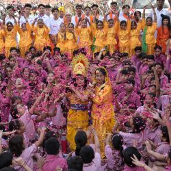 Escolares vestidos como el dios hindú Krishna y su consorte Radha participan en las celebraciones de la víspera del festival Janmashtami, que marca el nacimiento del Señor Krishna, en Amritsar, India. | Foto:Narinder Nanu/AFP