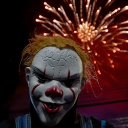 Imagen de un joven portando una máscara previo a la celebración de 101 años de tradición de "Las Bolas de Fuego", en el municipio de Nejapa, en el departamento de San Salvador, El Salvador. | Foto:Xinhua/Alexander Peña