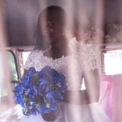 Memory posa para un retrato después de que le colocaran un vestido de novia en una tienda de alquiler de novias en el Tribunal de Magistrados de Harare, Zimbabue. | Foto:JOHN WESSELS / AFP
