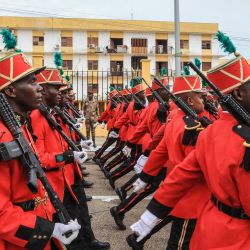 Miembros del ejército participan en el desfile militar en honor del general Brice Oligui Nguema, quien asumió como presidente interino de Gabón, en Libreville. | Foto:AFP