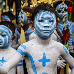 Niños pintados con el cuerpo como aterradoras criaturas míticas que simbolizan el equilibrio entre la oscuridad y la luz esperan para practicar su ritual hindú, la tradición Ngerebeg, buscando una vida mejor neutralizando las influencias negativas sobre las personas y el universo en Tegalalang. | Foto:GARRY LOTULUNG / AFP