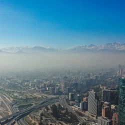 Vista del smog sobre la ciudad de Santiago, Chile. Santiago, considerada una de las ciudades más contaminadas de América Latina, alcanzó en 2023 la mejor calidad del aire desde que existen registros, incluso por debajo de la pandemia. | Foto:MARTIN BERNETTI / AFP