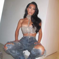 Kim Kardashian brilla en el Concierto de beyoncé con un top de cristales Swarovski a medida