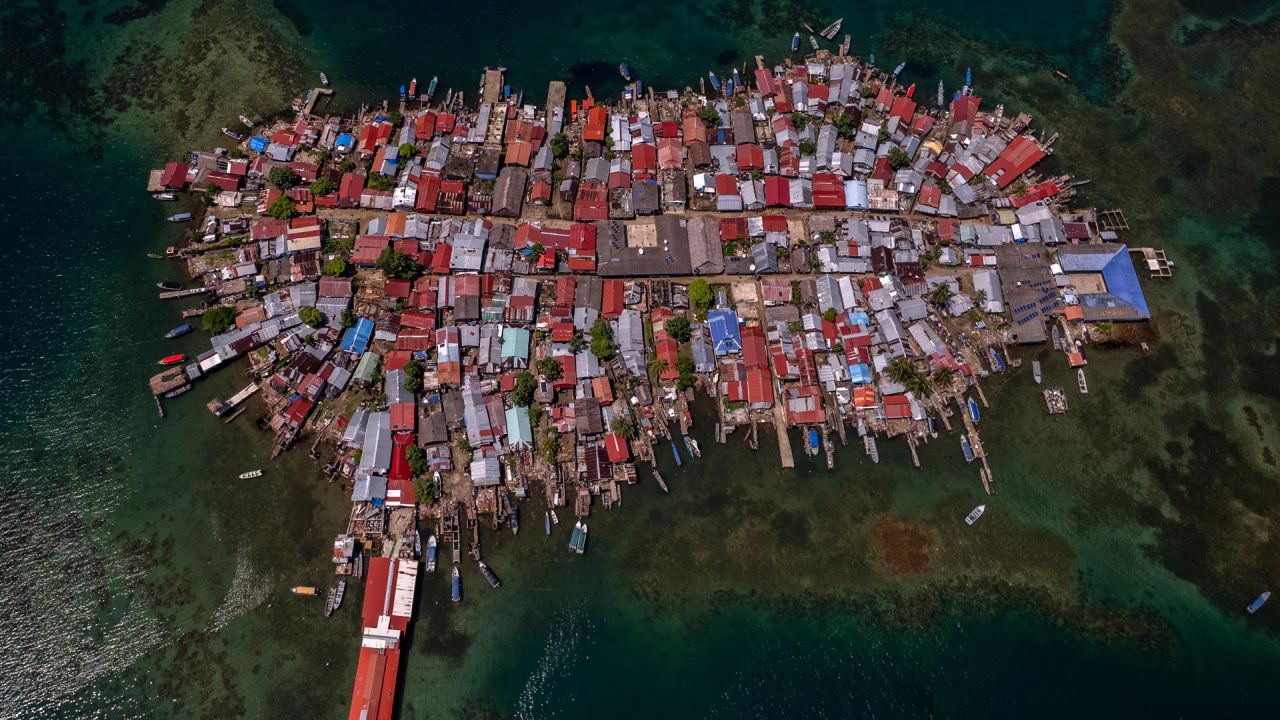 Vista aérea de la isla de Carti Sugtupu, en la Comarca Indígena Guna Yala, Panamá, en el Mar Caribe. En una pequeña isla del Caribe, cientos de personas se preparan para hacer las maletas y trasladarse para escapar. las crecientes aguas que amenazan con sumergir sus hogares en las próximas décadas. El gobierno está construyendo 300 casas en Panamá continental para reubicar al pueblo indígena Guna de la isla densamente poblada de Carti Sugtupu. | Foto:LUIS ACOSTA/AFP
