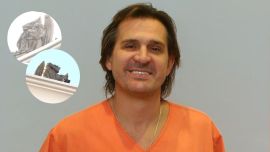 Aníbal Lotocki tiene gárgolas en la puerta de su casa que sirven de protección