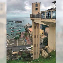 Elevador Lecerna, de 72 m de altura, que conecta la parte de arriba con la de abajo de la ciudad. 