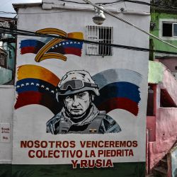 Foto de un mural pintado en la pared de una casa por miembros del Colectivo La Piedrita que apoya al presidente ruso Vladimir Putin en la Comunidad La Piedrita en el barrio 23 de Enero en Caracas, Venezuela. | Foto:YURI CORTEZ / AFP