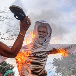 Los manifestantes queman una efigie del primer ministro Narendra Modi durante una manifestación en Imphal, exigiendo el restablecimiento de la paz en el estado de Manipur, al noreste de la India, tras la violencia étnica en curso. | Foto:AFP