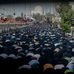 Los musulmanes chiítas ofrecen oraciones durante una procesión de Chehlum en Karachi, Pakistán. | Foto:RIZWAN TABASSUM / AFP