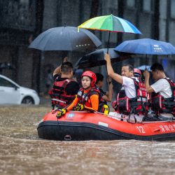 Los trabajadores de rescate viajan en bote por una calle inundada en Shenzhen, en la provincia china de Guangdong, después de que la ciudad registrara las lluvias más intensas desde que comenzaron los registros en 1952. | Foto:AFP