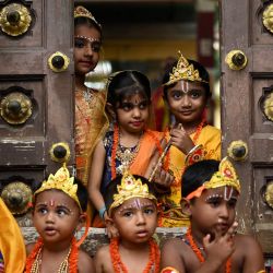 Niños vestidos como el dios hindú Krishna y su consorte Radha participan en las celebraciones de la víspera del festival Janmashtami, que marca el nacimiento del Señor Krishna, en Chennai, India. | Foto:R. Satish Babu / AFP