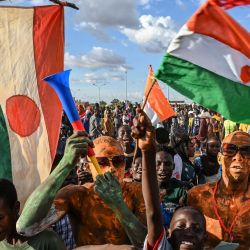 Un partidario del Consejo Nacional de Salvaguardia de la Patria (CNSP) de Níger explota su vuvuzela fuera de Níger y de la base aérea francesa en Niamey mientras los manifestantes se reúnen para exigir la salida del ejército francés de Níger. | Foto:AFP