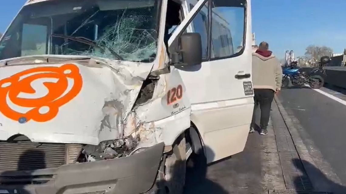 Chocan un micro y una combi de pasajeros en la autopista 25 de mayo ...