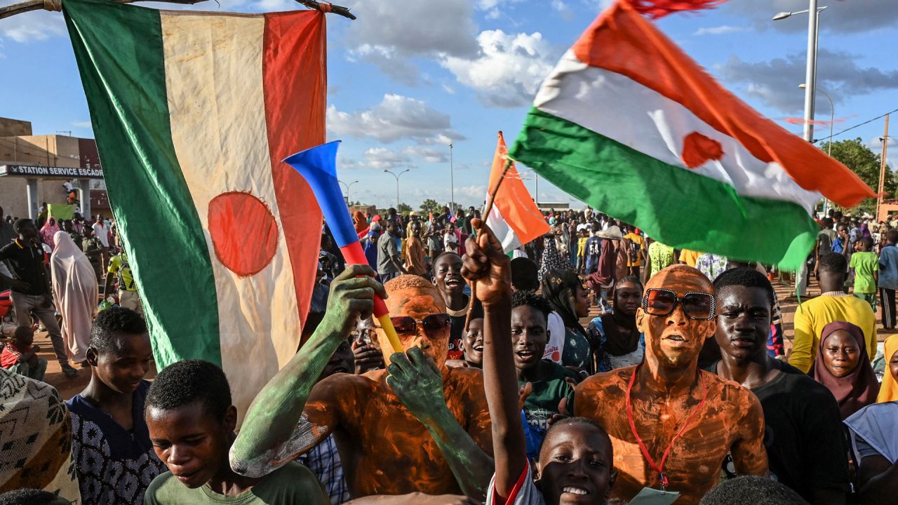 Un partidario del Consejo Nacional de Salvaguardia de la Patria (CNSP) de Níger explota su vuvuzela fuera de Níger y de la base aérea francesa en Niamey mientras los manifestantes se reúnen para exigir la salida del ejército francés de Níger. | Foto:AFP