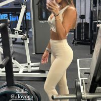 Antonela Roccuzzo se lució con un conjunto deportivo en tonos claros y gorra