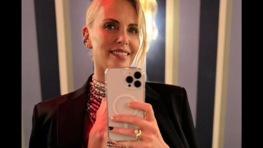 Charlize Theron apuesta por la tendencia de manicura minimalista 'polka dots'