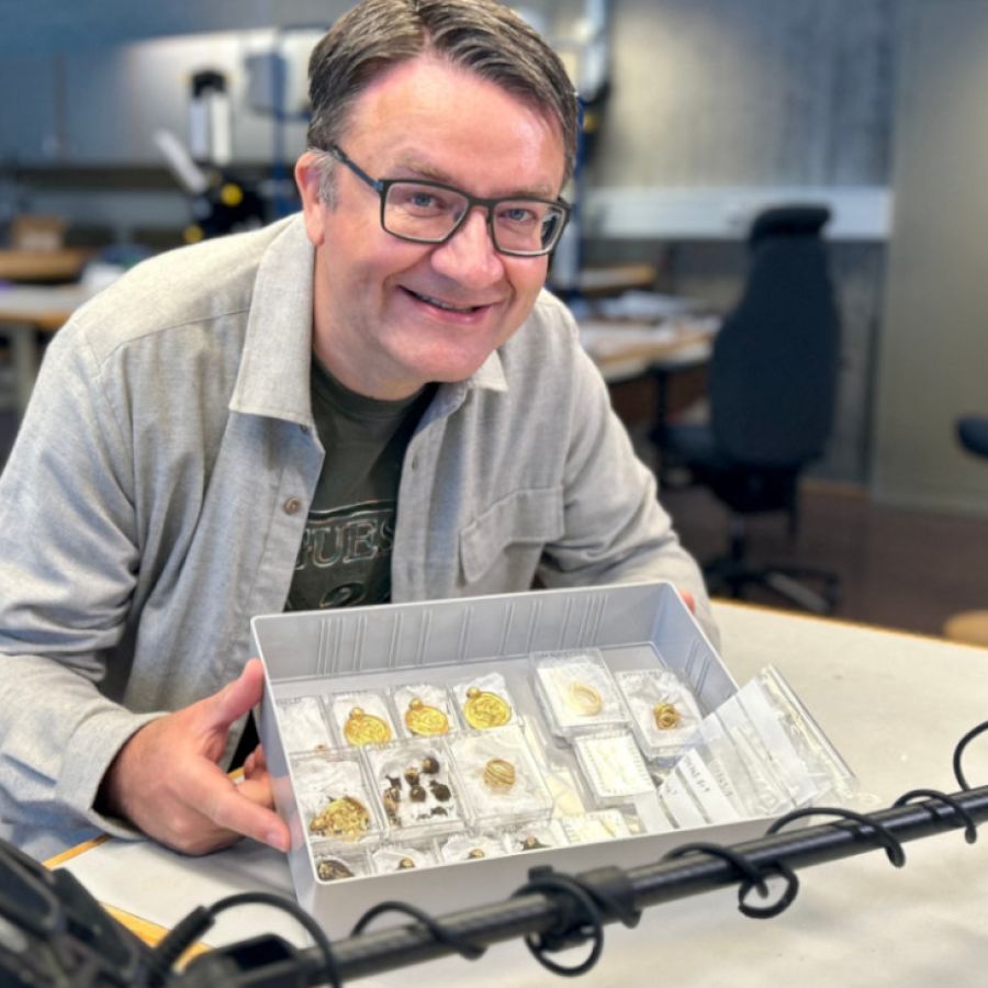 Noruega: compró un detector de metales para salir a caminar y encontró oro  y joyas del siglo VI