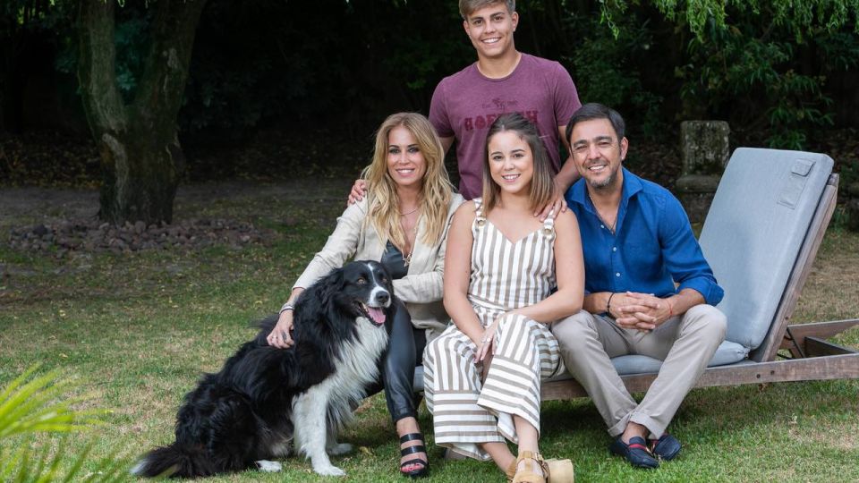 El Chino Recoba posó para CARAS junto a su familia, su esposa Lorena y sus hijos Natalie y Jeremia
