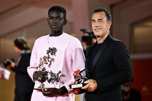 Festival de Venecia 2023: el actor Seydou Sarr y el director Matteo Garrone, ambos premiados por 'Il capitano'.