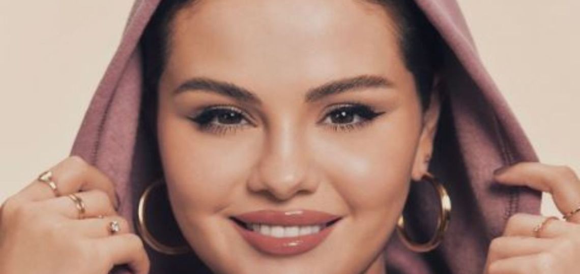 Selena Gómez expande Rare Beauty con una colección comfy de edición limitada